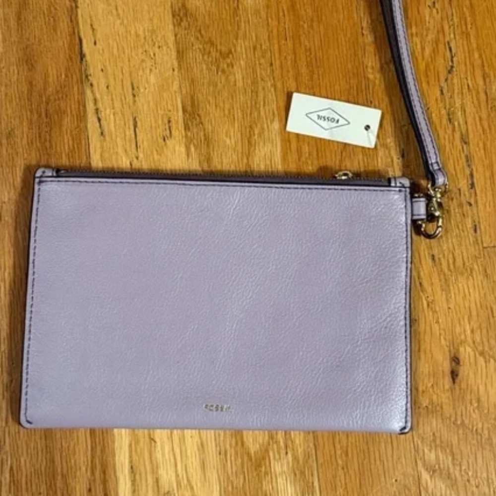NEW 9 x 6.5” Fossil wristlet in light grey leather. Ideal for stylish outings.